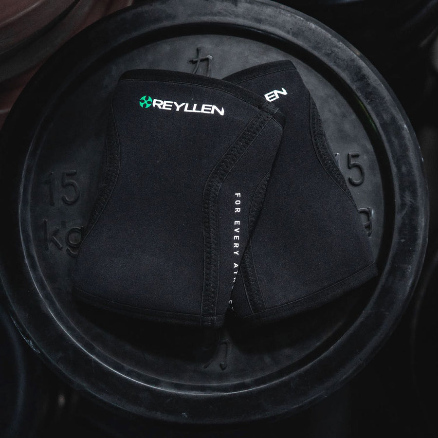 Reyllen Venta X2 5mm Knee Sleeves Neoprene black support pair top down view on gym plates