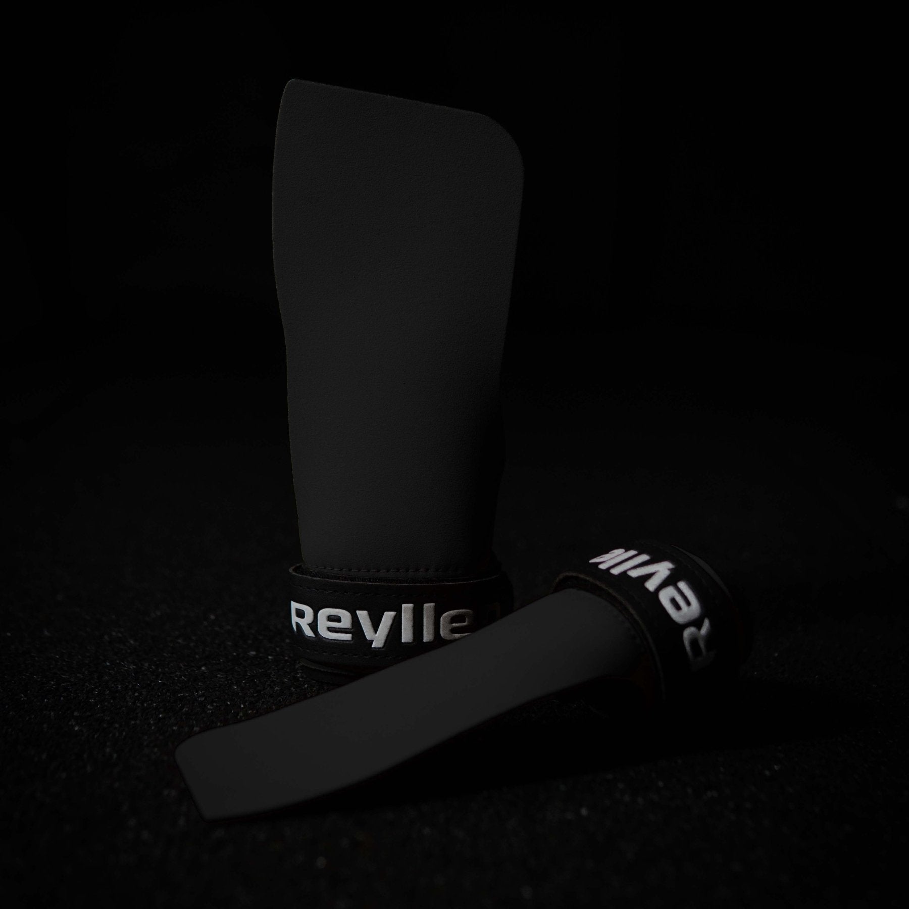 Reyllen BumbleBee gymnastic hand grips for crossfit black on black background black edition