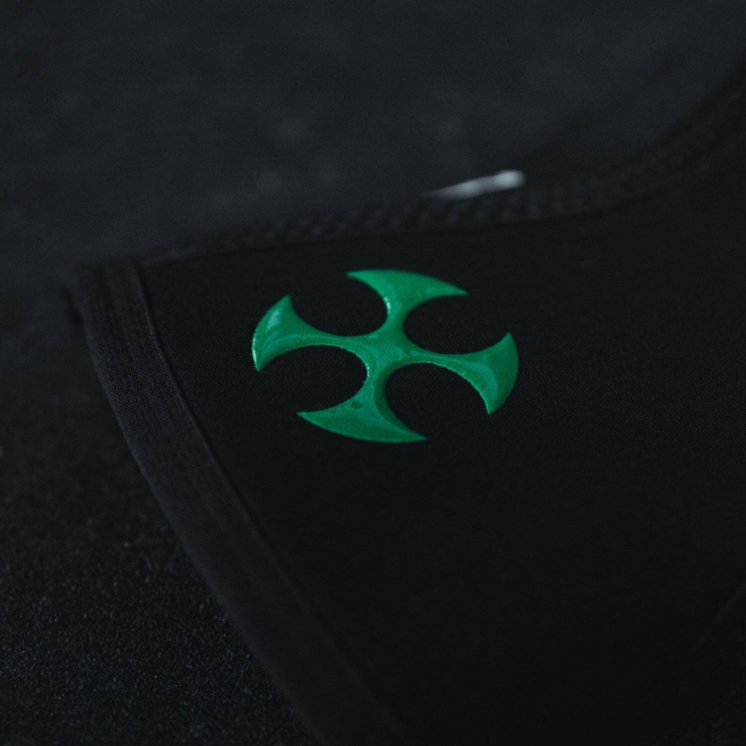 Reyllen Venta X3 7mm Knee Sleeves Neoprene black support logo detail shot